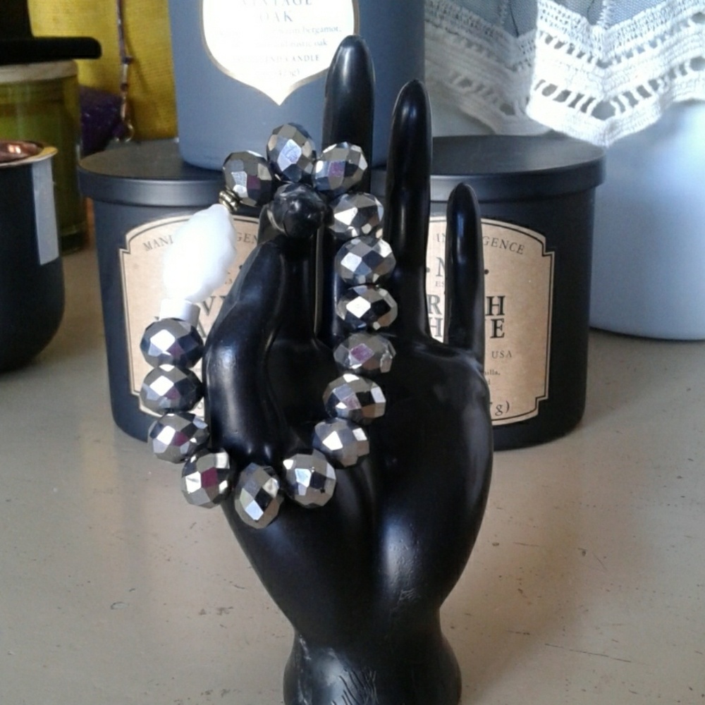 Pulsera color gris fasetada brillante.